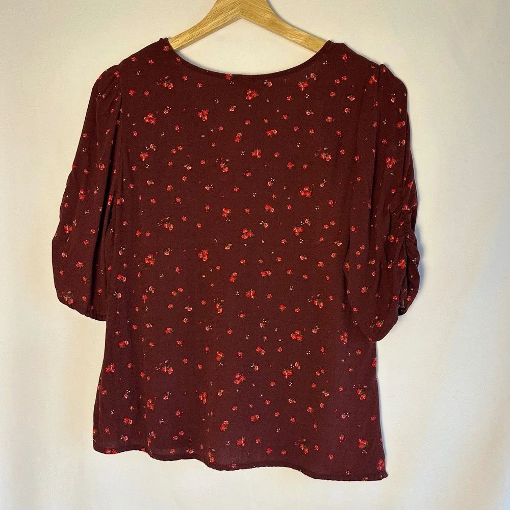 Old Navy Burgundy Floral V Neck Ruched Sleeve‎ Top Womens Medium